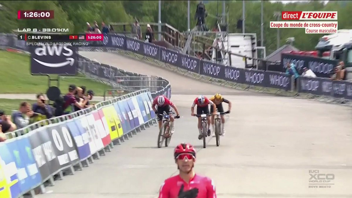 L’Américain Christopher Blevins s’impose à Nove Mesto ! Mais quel finish du Français Mathis Azzaro qui décroche au sprint la 2e place de cette manche de Coupe du monde de cross-country. Son compatriote Victor Koretzky termine 4e #lequipeVTT