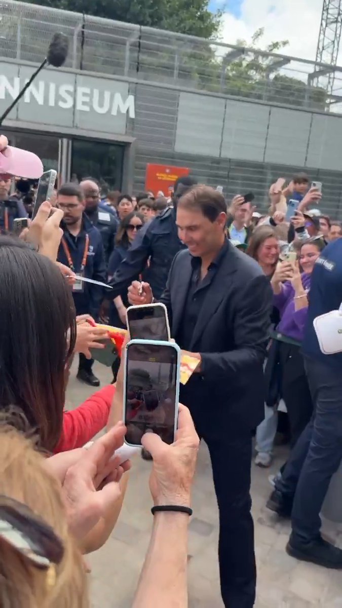 Rafael Nadal in the house for his special Roland-Garros farewell ceremony 🙌🐐 Taking time to show love to the fans ❤️