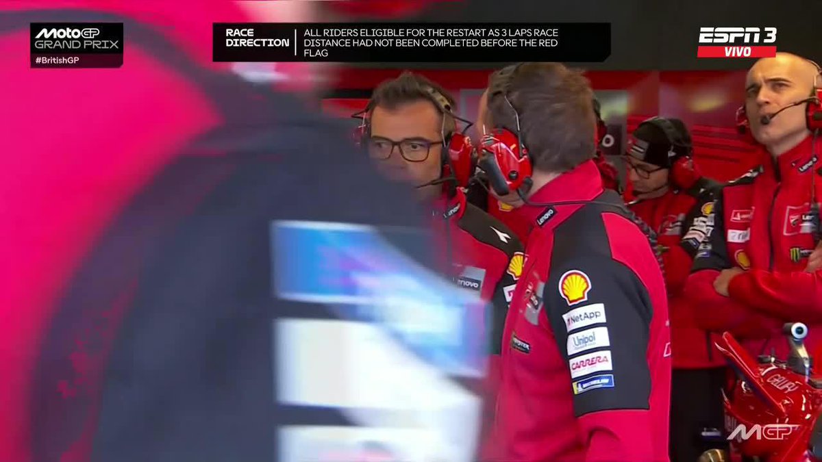 ¡MARC #MÁRQUEZ AL SUELO Y BANDERA ROJA! Muchas caídas en el comienzo del #BritishGP y se frenó la carrera por las condiciones de la pista. 😰❌ Todos los pilotos retomarán la largada.
