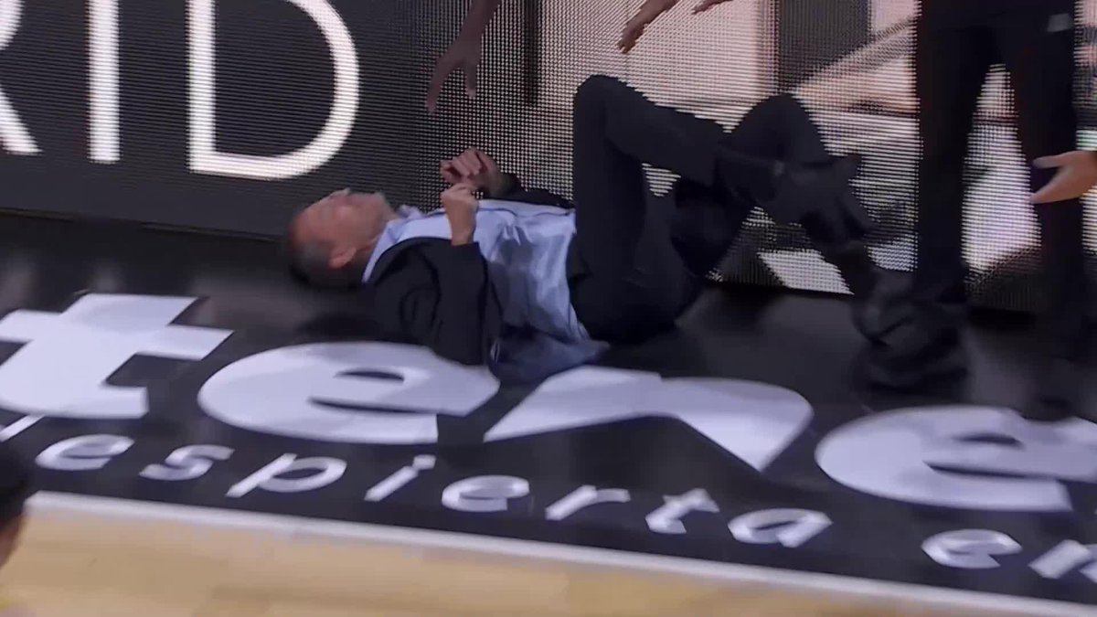 🙏 ¡Que no sea nada, Pedro Martínez! El entrenador de Valencia Basket Club ha tenido que abandonar el banquillo después de este choque fortuito. 📺 Basket en Movistar Plus+ | #LigaEndesa
