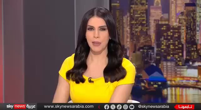 الدم مرهون بالمصلحة! تسوِّق Skynews العربية لعدنان إبراهيم بوصفه متنورًا ومفكرًا إسلاميًا، وقد أعلن ندمه على تحريضه، وتخبيبه في الثورات العربية، لكن ليس من موقف مبدئي، بل مصلحي، يقول بأنَّه عرف الخلفية التآمرية، التي لم تكن في مصلحة الدول العربية! وهذا يعني بأنَّ عدنان يحتفظ بفكرة الخروج مشرعة الباب، قد يلجها مرة أخرى متى لم يجد فيها خلفية تآمرية، وهكذا يضحي مصلحيًا في هذا لا يرى أنَّ الحاكم، ومؤسسات الدولة معصومو الدماء والأموال لا يجوز خرق هذه العصمة بأي مصلحة مدعاة، فزوال الدنيا أهون عند الله من إراقة دم مسلم بغير حق. لكنه حين يعلِّق الحكم على المصلحة فهذا يعني جواز الإرهاب، وسفك دماء رجال الأمن متى رأى في ذلك مصلحة، وهذا عين ما عابه أهل السنة على الخوارج القعدية، وهم قوم يرون وجوب الخروج شرعًا، لكنهم يتحينون الوقت والمصلحة لتدمير الدولة، ولهذا ينتظرون، ويتريثون، ويقعدون عن القتال حالما تتهيأ الظروف. إنَّ ما يقوله عدنان ليس ابنًا للتفكير السوي ولا الفلسفة التي يتبجح بها، بل هو من بنات أفكار سيد قطب الذي تربى عدنان على كتبه، وسيد قطب نفسه لم يقاتل، إنما استعد لذلك وجهز تنظيمًا مسلحًا يترقب الفرصة لاغتيال رئيس الدولة حينها جمال عبد الناصر، وكان في خططه التي اعترف بها تفجيرات في القاهرة وغيرها. ما يقوله عدنان ليس من منهج أهل السنة، وذلك أنَّ أهل السنة يحرمون السيف على الأمة، في موقف عقدي فقهي ثابت، لما يرونه من حرمة استحلال دماء وأموال المعصومين، أما طريقة عدنان فقد يقتلك للمصلحة، متى قدَّر أنها موجودة ومتحققة! ويتراجع عن ذلك متى وجد خلفية تآمرية في الموضوع!