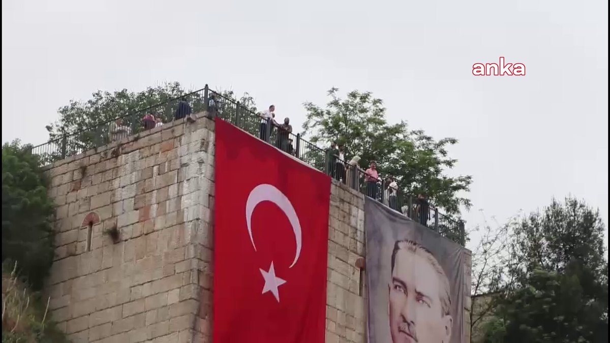 CHP, Ekrem İmamoğlu görsellerinin Savcılık tarafından yasaklanmasını protesto etmek amacıyla Bursa Tophane'ye üzerinde "Egemenlik Kayıtsız Şartsız Milletindir" yazan Ekrem İmamoğlu posteri astı