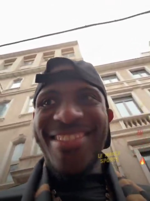 “Taraftar çıldırdı Osimhen'i istiyor” tezahüratlarını duyunca Victor Osimhen'in yüzü gülüyor ve taraftarları çekmeye başlıyor