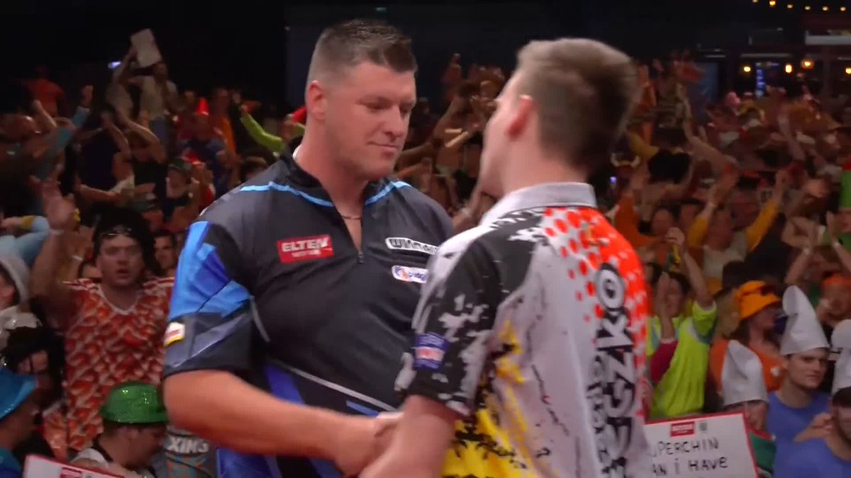 PIETRECZKO AT THE DEATH! Ricardo Pietreczko produces two brilliant visits in the last to give himself a chance to win the match, and beats Daryl Gurney 6-5 to set up a tie with Niko Springer in the quarter-final! 📺 #ET7 | R3
