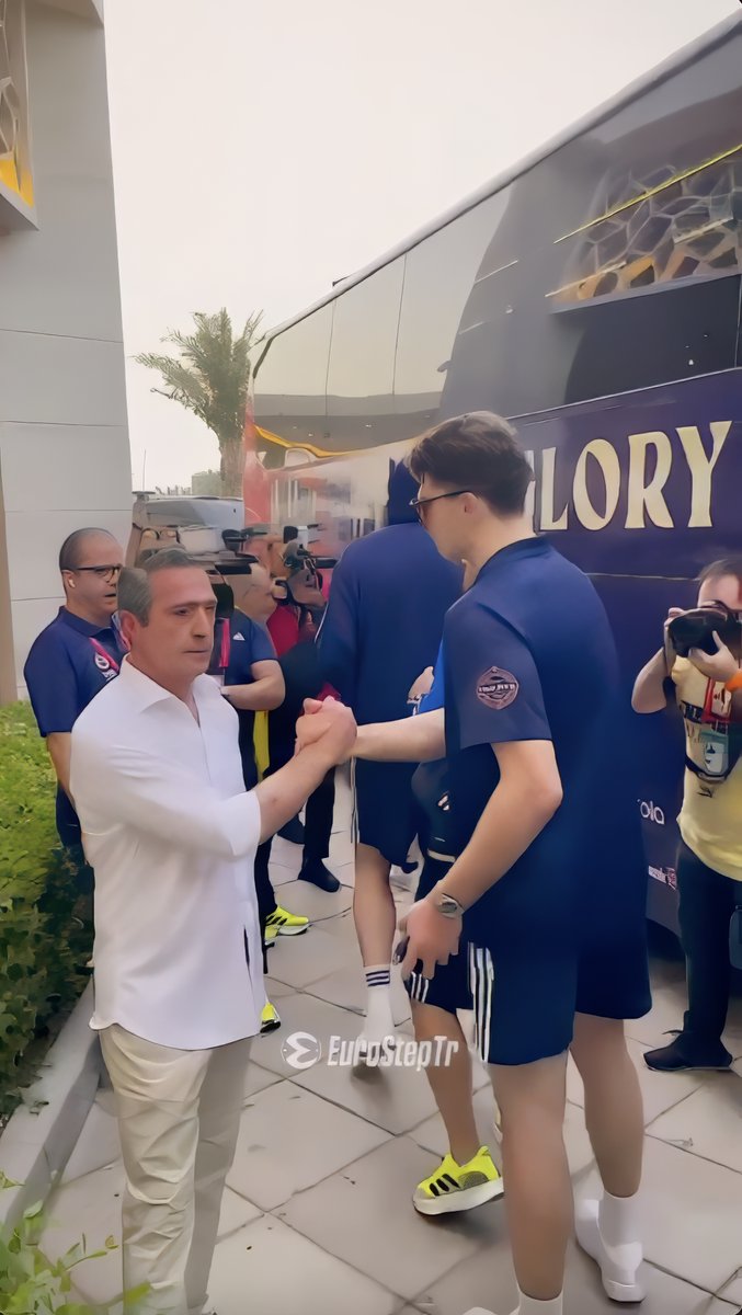 Ali Koç, takımı Etihad Arena'ya böyle uğurladı.
