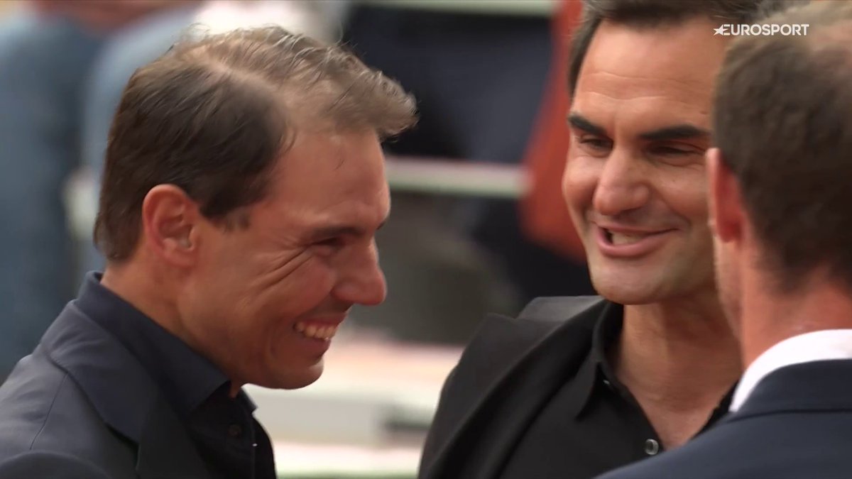 🎾🇫🇷 | En daar zijn ze opeens op de baan! Rafael Nadal wordt verrast door zijn oude rivalen Roger Federer, Andy Murray en Novak Djokovic! Wat een prachtig moment. 🇪🇸 #GraciasRafa 📺 Stream tennis op HBO Max