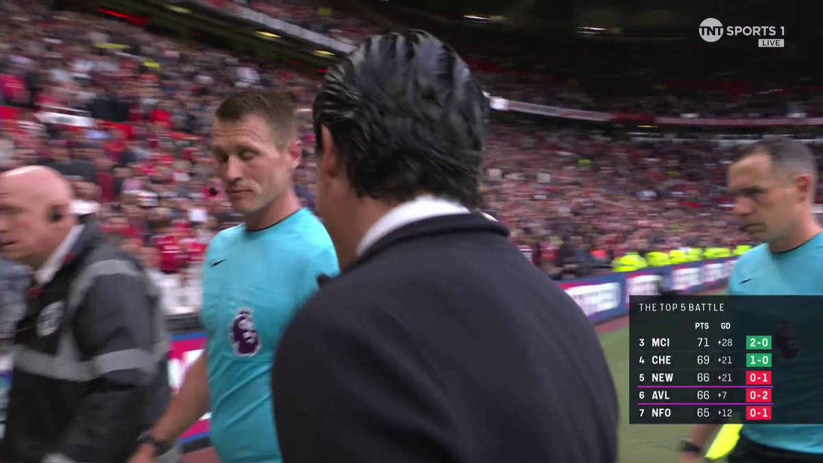 A clearly irate Unai Emery follows the refereeing team down the tunnel, after their controversial goal was disallowed, and his Aston Villa team drop into the Europa League spot following the defeat 😬 📺 TNT Sports & discovery+ UK