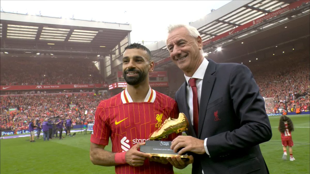 29 goals. 18 assists. 🏆🏆 Ian Rush presents Mo Salah with the Golden Boot and the Playmaker Award, at the end of a record-breaking season for the Egyptian forward 👑