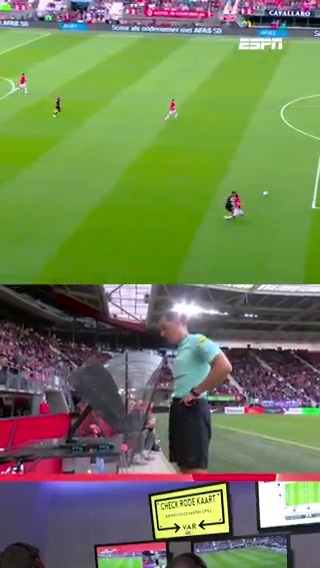 Twijfel bij de arbitrage: de VAR roept Serdar Gözübüyük naar het scherm, maar hij houdt het bij geel voor Ricky van Wolfswinkel 🖥️🟨 #aztwe