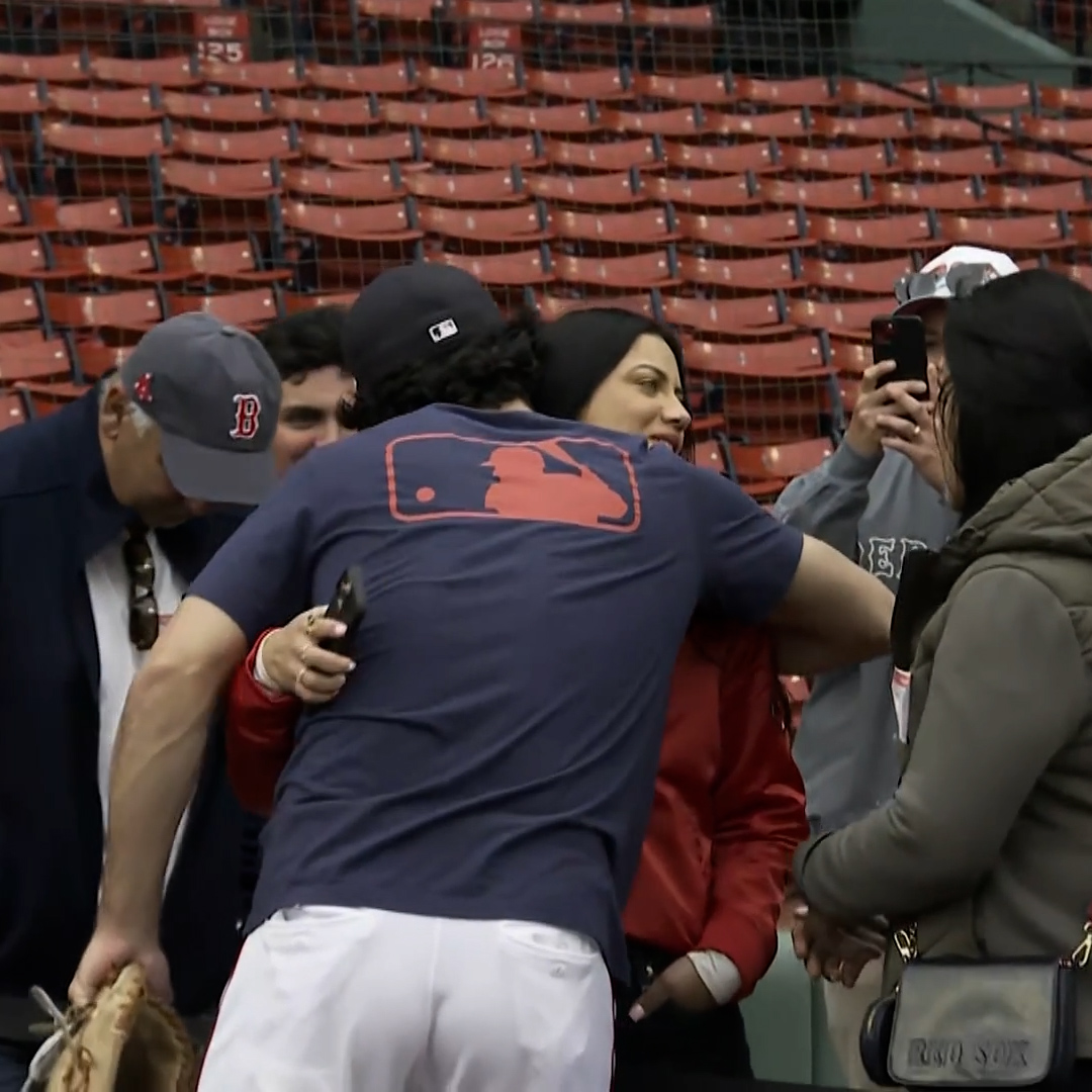 Marcelo Mayer’s friends and family are at Fenway to watch him play in an MLB game for the first time 🥹