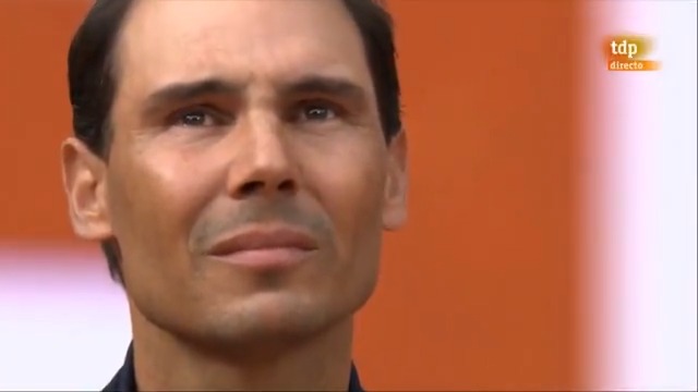 El histórico y emotivo homenaje de Roland-Garros a Rafa Nadal. Nunca nadie ganó tantas veces aquí: 🏆1️⃣4️⃣ títulos. GRACIAS, RAFA, por dejar una huella imborrable como LEYENDA del deporte. #RolandGarros