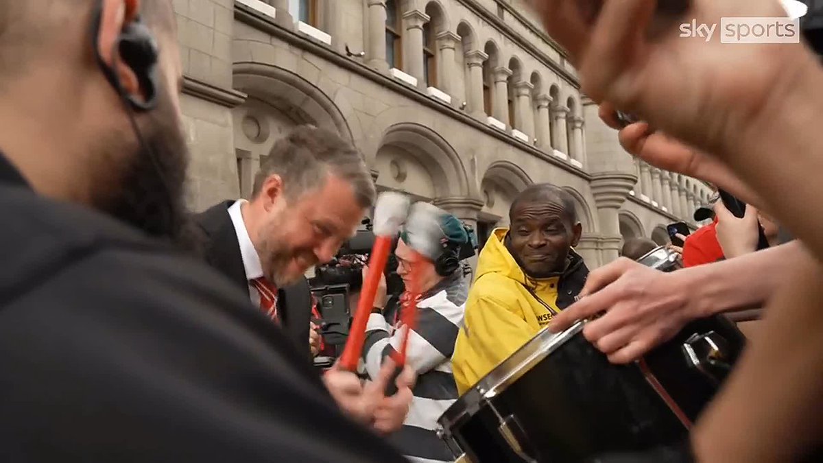 🥁🚩 Jimmy Thelin leads the Aberdeen celebrations as he plays the drums and flies a flag, after lifting the Scottish Cup trophy on the Town Hall balcony 🏆