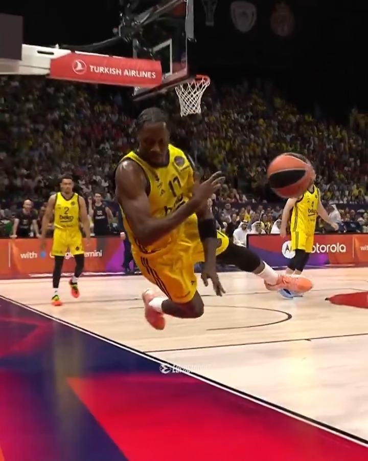 Dennis Rodman! Gel de “saving” gör. 😱😱 Nigel Hayes-Davis uçuyor. ✈️