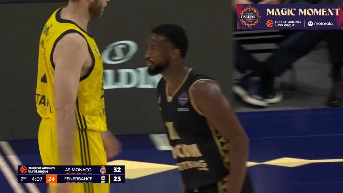 That boy smooth 🧈 Diallo enjoying himself tonight! #MotorolaMagicMoments I motorola I motorolarola_Saudi