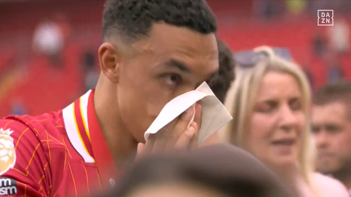 Un hombre completamente roto. Llorera histórica de Alexander-Arnold en Anfield 💔 #PremierLeagueDAZN 🏴