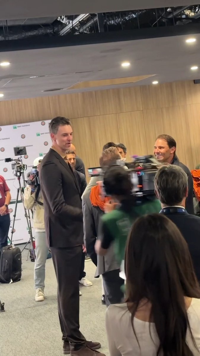 😉 Por supuesto, Pau Gasol no podía perderse ese homenaje a Rafa en #RolandGarros 🇪🇸 Dos de los mejores deportistas de la historia de España. #RGMax | #RGEurosport