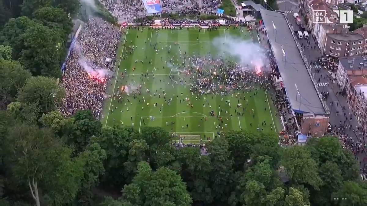 Euphoria, tears and a pyro-studded pitch invasion as Union Saint-Gilloise are crowned champions of Belgium for the first time in 90 years 🏆 Glorious to see 💛