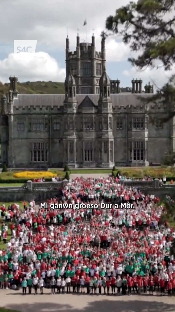 Croeso i Eisteddfod yr Urdd Dur a Môr 2025! 🏴󠁧󠁢󠁷󠁬󠁳󠁿 Cân y Croeso gan Huw Chiswell, Bronwen Lewis a 1,800 o blant lleol Castell-nedd Port Talbot ac Abertawe. A special welcome to Eisteddfod yr Urdd 2025 from local voices! 🙌 #Urdd2025 Urdd Gobaith Cymru