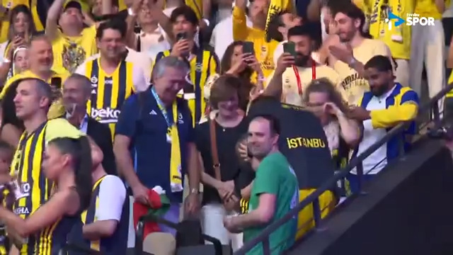 Nicolo Melli şampiyonluğu ailesiyle kutluyor.. 💛💙
