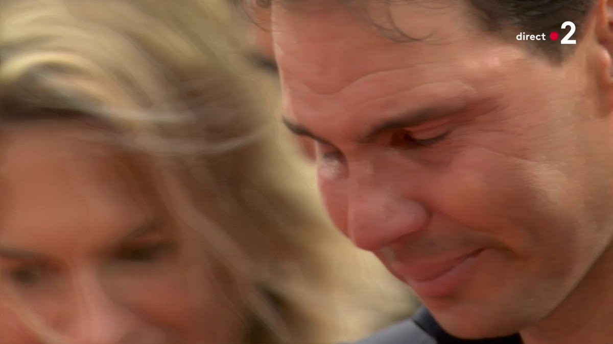 🇫🇷🇪🇸🎾 FLASH | Une plaque au nom de Rafael Nadal a été posée sur la terre battue du court Philippe-Chatrier. Son empreinte de pied y restera à jamais.