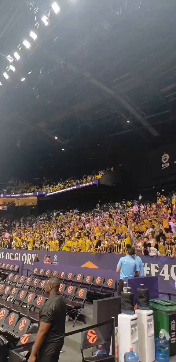 🟡🔵 FENERBAHÇE BEKO TARAFTARI, ABU DHABI'DE ŞAMPİYONLUĞU KUTLUYOR.