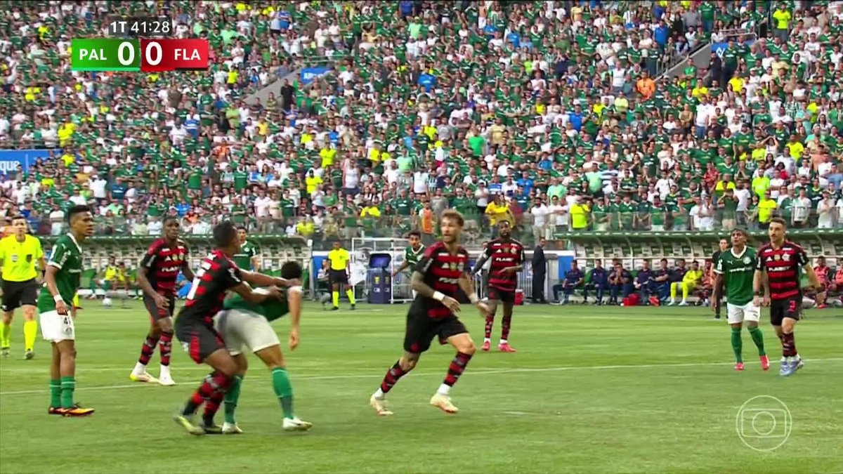 Palmeirenses pediram pênalti neste lance entre Alex Sandro e Vitor Roque. Nada foi marcado.