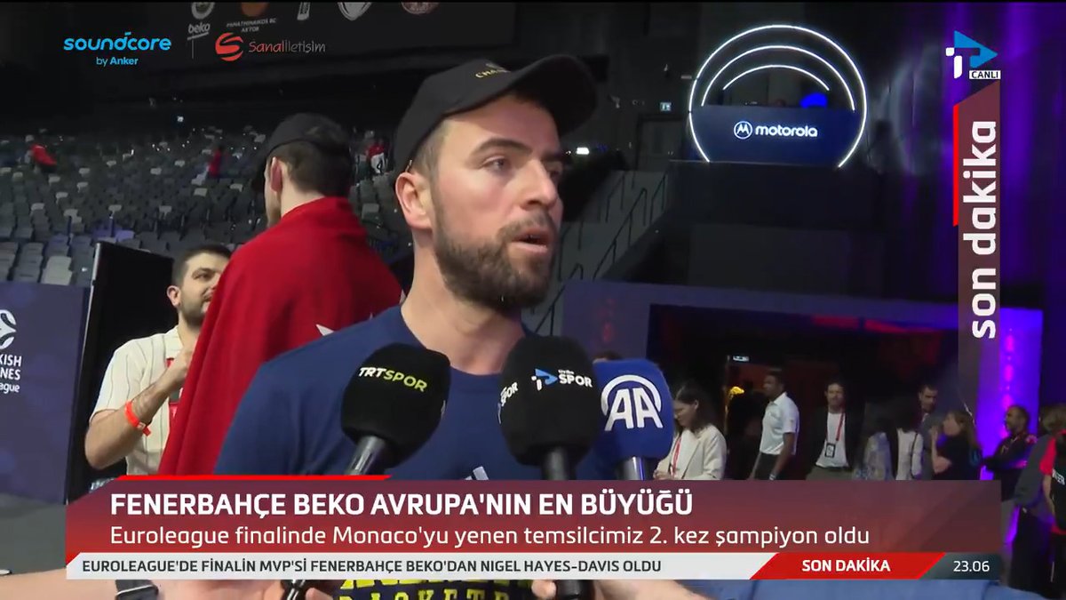 Melih Mahmutoğlu: "Fenerbahçe, her zaman dünyanın en büyük kulübü olduğunu kanıtlıyor. Bazı şampiyon takımların kutlaması varmış ama bizim kutlamamız hepsinin önüne geçti. Yarın İstanbul'a döndüğümüzde kutlama nasıl yapılır herkes görecek."