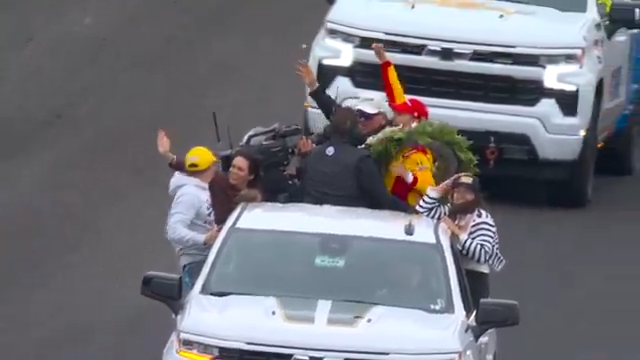 A victory lap for Alex Palou! #Indy500