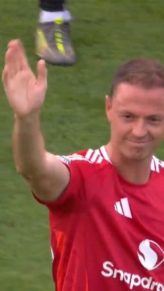 A rousing reception for a true Red: Jonny Evans 🔊🔴 #MUFC
