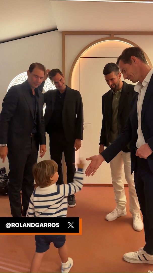 😜 Cuando de repente el Big-4 pasó a ser un 𝐁𝐢𝐠-𝟓 😉 Rafa Nadal presentó a su hijo a los mayores adversarios de toda su carrera: Roger Federer, Novak Djokovic y Andy Murray #RGMax | #RGEurosport