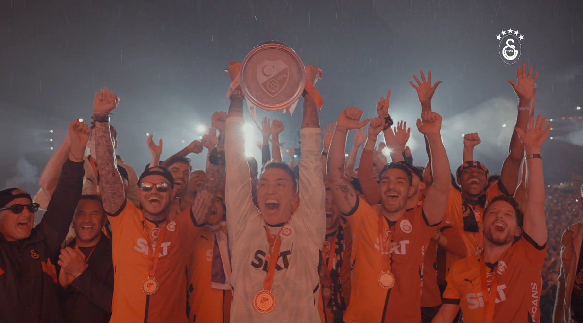 Şampiyonluk kupası, Türkiye’nin ilk ve tek #5YıldızlıŞampiyonu’nun ellerinde! 🏆 G⭐️L⭐️T⭐️S⭐️R⭐️Y