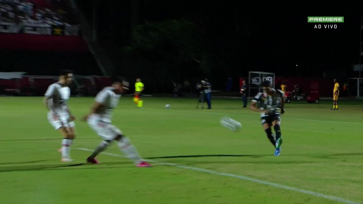 Guilherme fez o gol do Santos e foi comemorar com Neymar e outros companheiros que estão no banco.