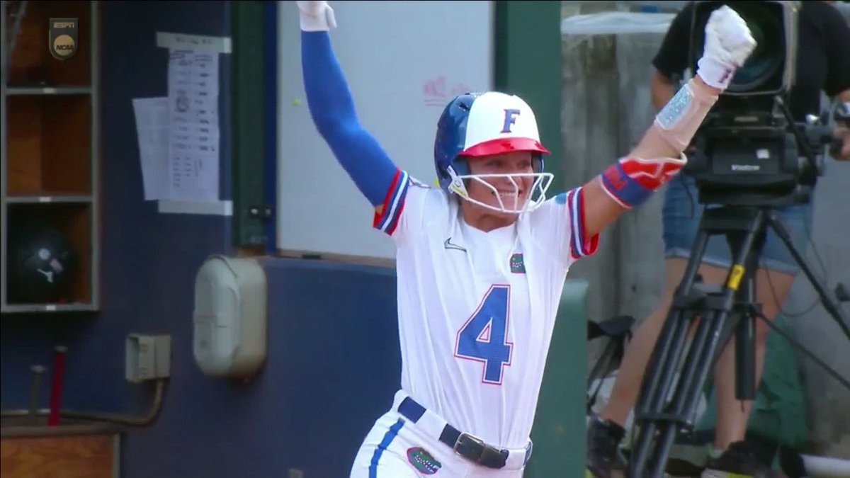 🗣️ OVER THE FENCE AND IT'S OUT #RoadToWCWS x 🎥 ESPNU / Gators Softball