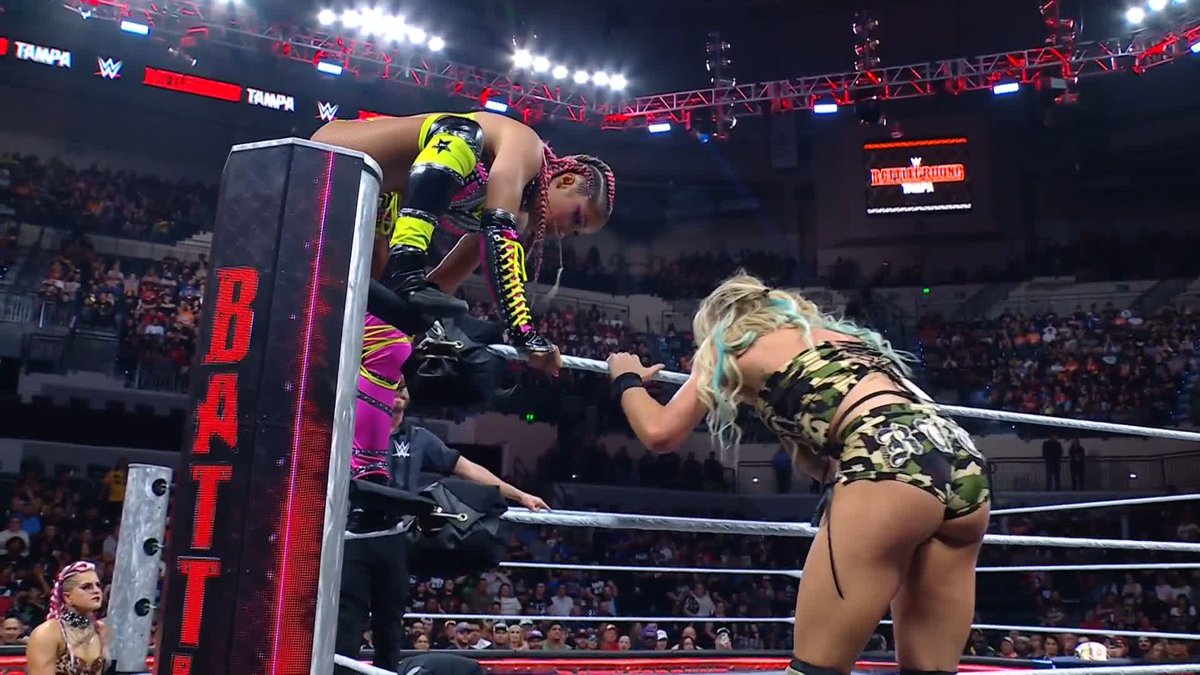 😱 😱 😱 Sol Ruca took this one to another level! #WWEBattleground