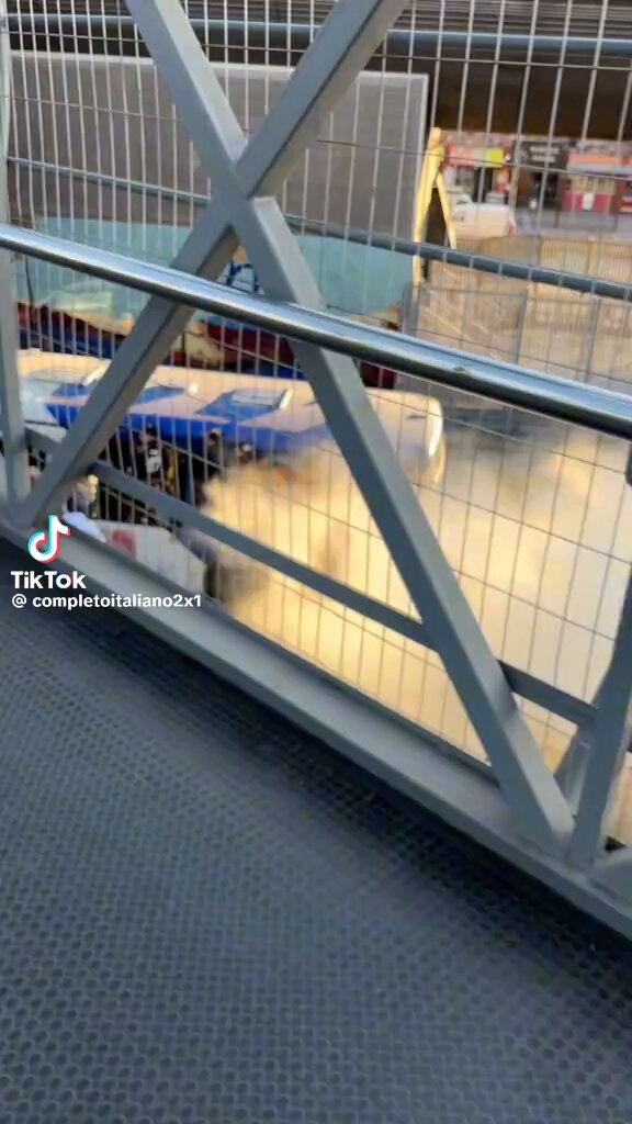 Ayer Barristas de la Garra Blanca golpean y le quitan camiseta a hincha de la U afuera del metro Elisa Correa
