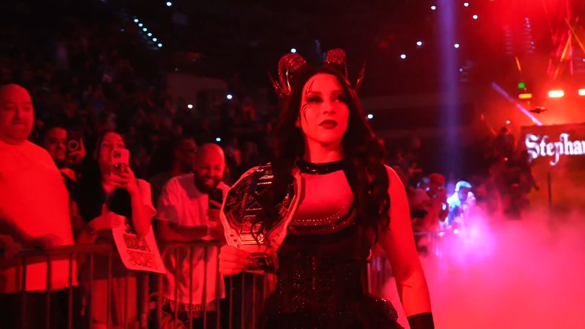 La Primera is here. 😈 But Stephanie Vaquer is keeping an eye on Lucha Libre AAA Worldwide's CHIK TORMENTA and Dalys la caribeña in the front row... 👀 #WWEBattleground