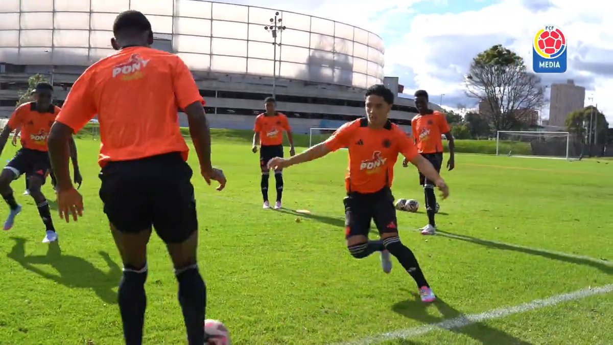 ¡Balón a balón, paso a paso y muchas ganas.⚽! Así se cumplió con un entrenamiento más de nuestra Selección Colombia Masculina Sub16 en la Capital. 🏃‍♂️‍➡️🏙️ #LaSeleNosUne🇨🇴