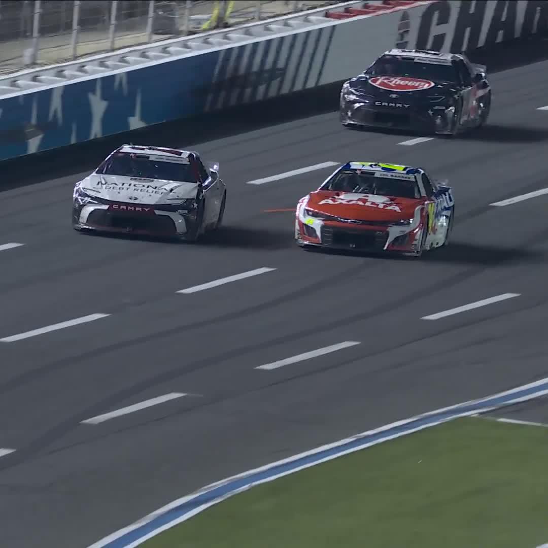 A huge run exiting the corner propels William Byron back to the lead!