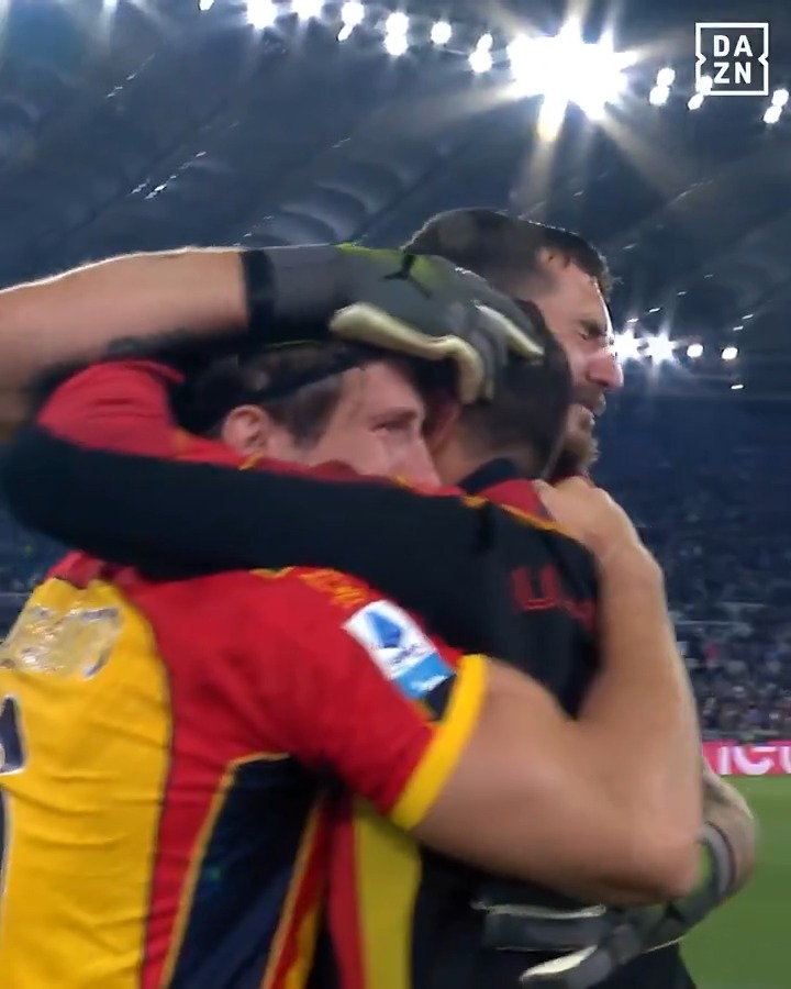 Festa e lacrime di gioia al fischio finale 🎉 Il Lecce per si salva per il terzo anno di fila 🟡🔴 #LazioLecce #SerieAEnilive #DAZN