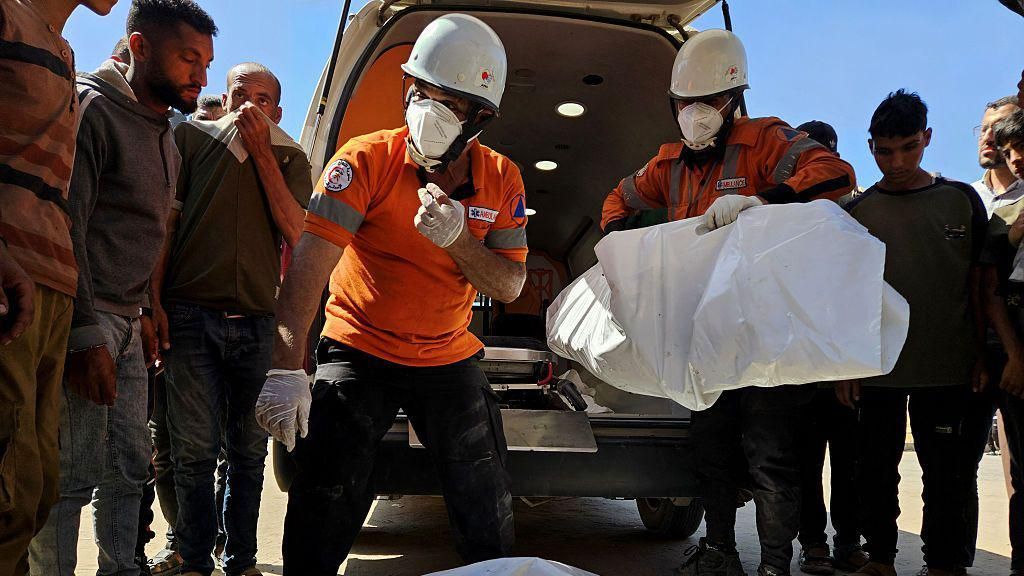 BBCニュース - ガザ南部で医師夫妻の自宅空爆、子供9人が死亡 子供1人と父は重傷