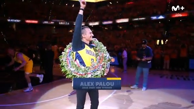 El homenaje a Alex Palou Montalbo en la cancha de los Pacers. 🇪🇸🏆Campeón de las 500 Millas de Indianápolis. #NBAPlayoffs