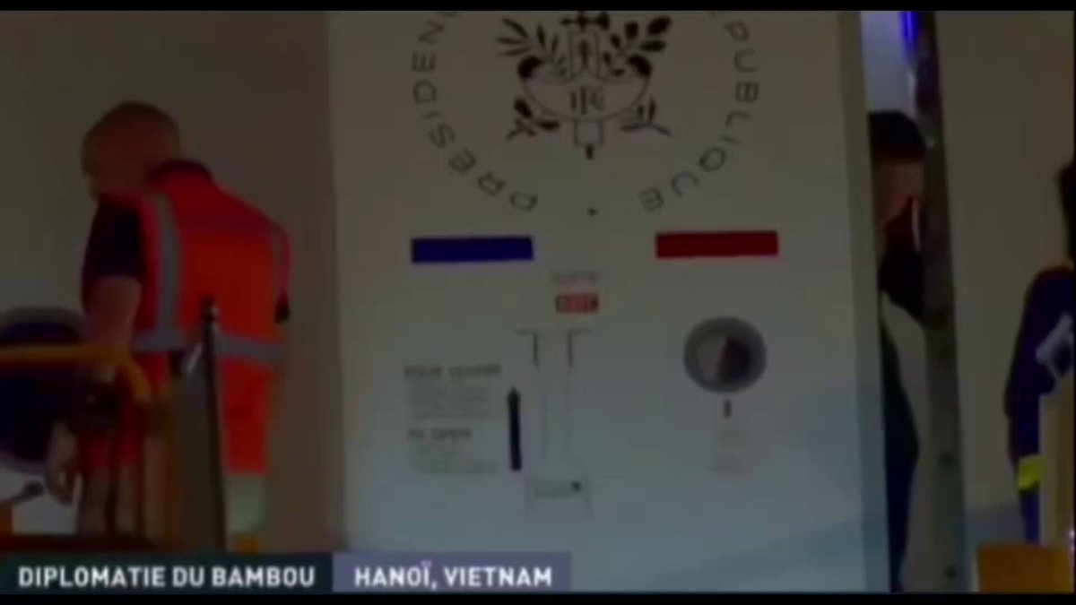 🇫🇷😲 ¿Qué ha pasado aquí? A su llegada a Vietnam, antes de bajar del avión, Macron es sacudido por alguien que parece ser su esposa Brigitte.