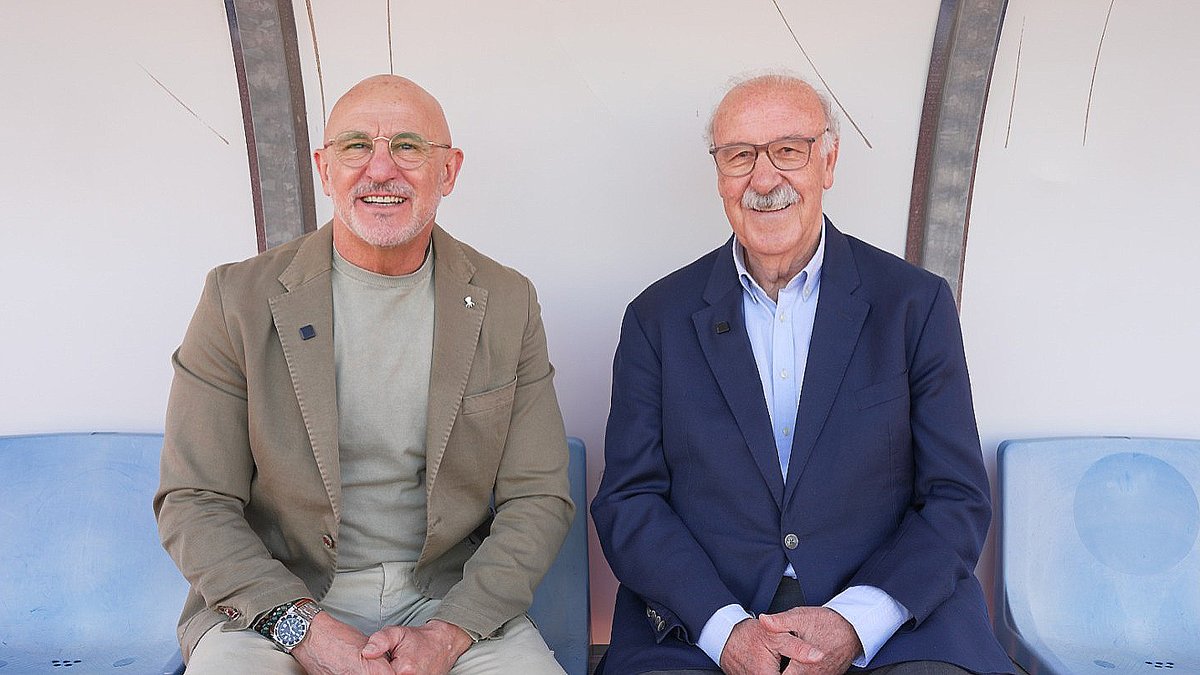 Este 2025 nuestra ⭐️ cumple 15 años. ¿Quién mejor que Iker Casillas, Joan Capdevila, Andrés Iniesta y Fernando Torres para dar la lista de la Selección Española Masculina de Fútbol para la Fase Final de la #NationsLeague? Y con Luis de la Fuente y Vicente del Bosque en el banquillo 🥹. ¡¡QUÉ RECUERDOS!! #VamosEspaña