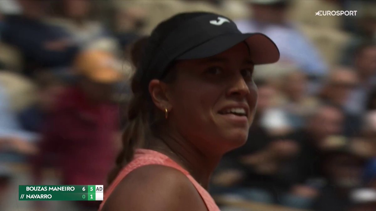 Tremenda locura lo que acaba de hacer Jessica Bouzas 🇪🇸. Se ha cargado a Emma Navarro (cabeza de serie 9) con un 6-0 6-1 en 58 minutos 🤯🤯 Es su primera victoria en #RolandGarros y seguro que nunca la va a olvidar 👏