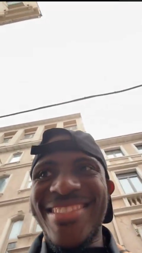 💛❤️ Victor Osimhen'in "Taraftar çıldırdı Osimhen'i istiyor" seslerini duyduğu andaki gülümsemesi.