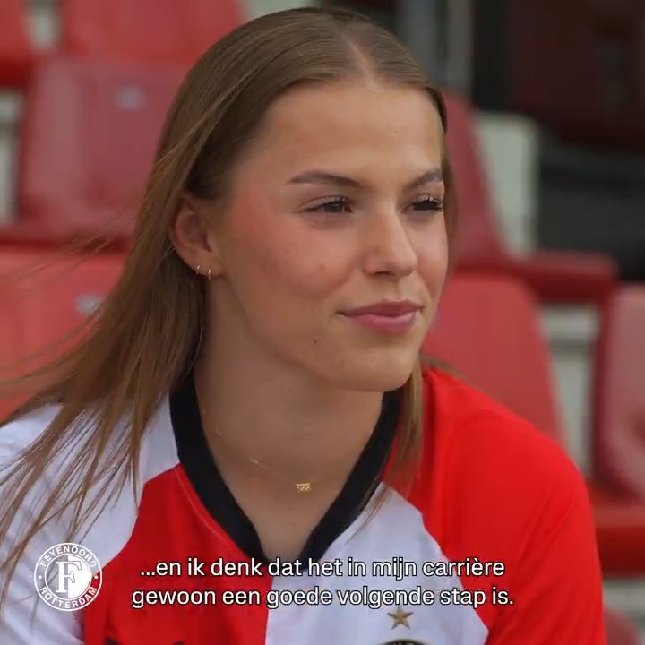 'Ik wil bijdragen aan het team met goals en mooie aanvallen' 🎙️ Fleur Stoit