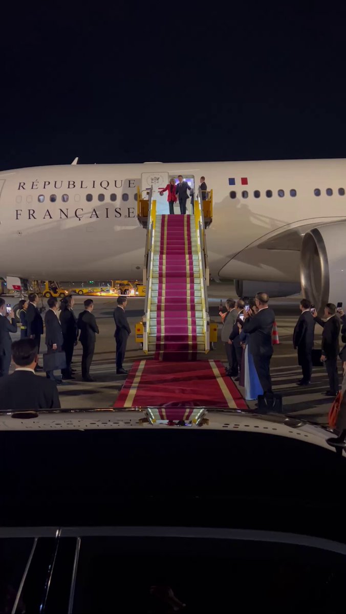 📍Macron publica el video de su llegada a Vietnam, omitiendo el momento en que recibe un golpe de su esposa. Inmediatamente comentan masivamente con la imagen del momento justo en que es golpeado e instan a que busque ayuda para víctimas de violencia.