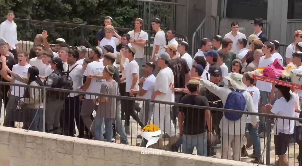 اعتدى عدد كبير من المستوطنين الإسرائيليين، بحماية الشرطة الإسرائيلية، على شاب فلسطيني أعزل في القدس قبل قليل، لكن ذلك لم يمنعه من الدفاع عن نفسه والتصدي لهم وحيداً كالأسد .