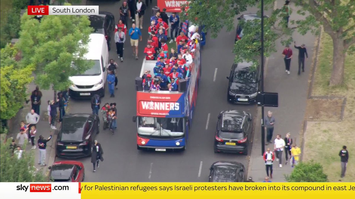 Crystal Palace players are parading through South London, cheered on by fans waving flags and chasing the team buses. 📺 Sky 501, Virgin 602, Freeview 233 and YouTube