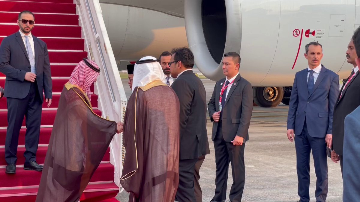 عاجل 🔴 نيابة عن سمو #ولي_العهد.. وزير الخارجية الأمير فيصل بن فرحان يصل إلى كوالالمبور ليرأس وفد المملكة في القمتين "الخليجية والآسيان" و"الخليجية والآسيان والصين". 🇸🇦🇸🇦